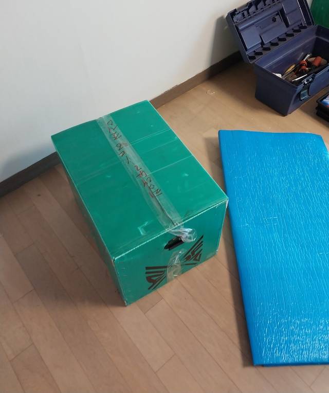 로얄익스프레스 포장이사 현장 - 박스 옆에 준비한 보양 매트