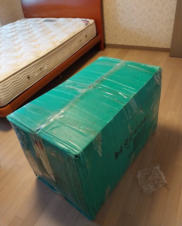 로얄익스프레스 포장이사 현장 - 침대 옆 포장 박스